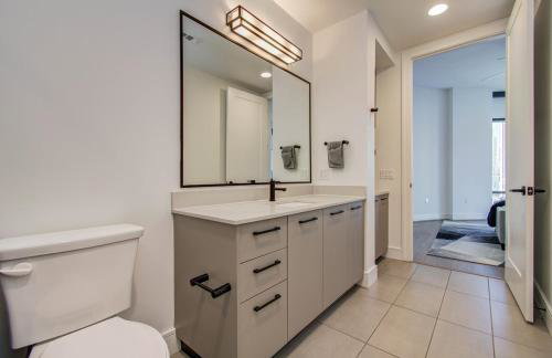 Downtown Luxury High-Rise with Panoramic Views - Foto 4