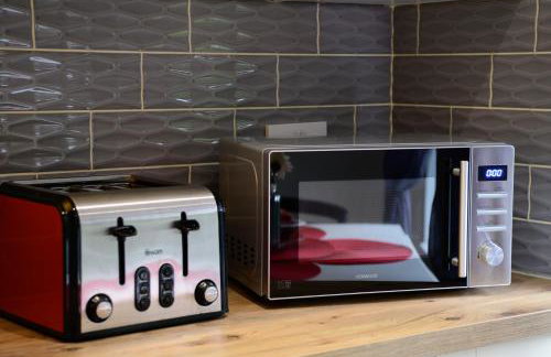 Located in the peaceful NG8 Wollaton , Perfect for Business Trips & Family Holidays or working proffesionals-long term deals, M1 Nearby , Free Parking , Private Garden , 500Mb Wi-Fi , Netflix - Foto 18