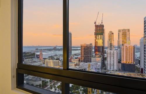 Upscale Downtown Condo Pool Gym & Skyline Views - Foto 23