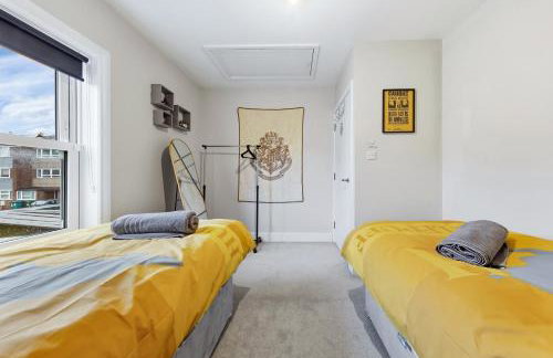 The Lumos House - 4 Bed Home w Parking near Harry Potter Studios - Foto 18