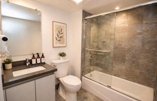 Los Angeles Premium City Suites - Free Secured Parking - Photo 34