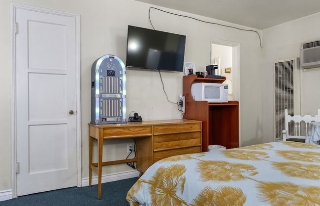 The New Star Motel with Studio-Kitchens: 1950s Extended-Stay Lodging and Retreat Center - Photo 24