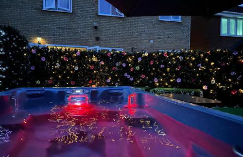 Romantic Swiss Cabin Hideaway & Hot Tub Spa Pool - Foto 16