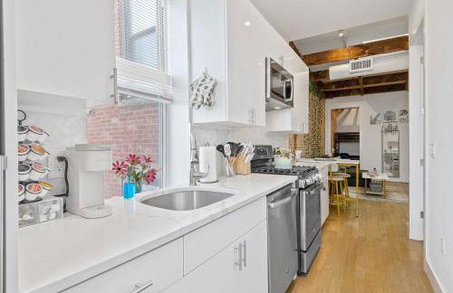 Chic Penthouse with bus stop at doorstep - 15 Minutes to NYC - Foto 12