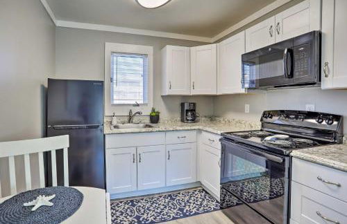 Walk to Surfside Beach Studio with Covered Balcony - Foto 12