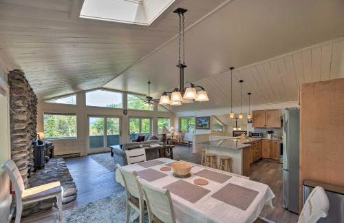 House with Balcony about 5 Mi to Cranmore Resort! - Photo 9