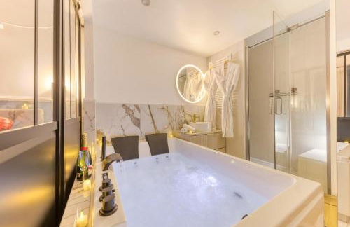 Premium Spa Suite Jacuzzi Hot Tub Massage Chair near Paris-Stade de France-CDG Airport - Foto 1