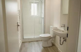 Polsumer Residence Moderne Unterkunft für Monteure & Familien nahe Veltins-Arena, Movie Park, Nordsternpark, Amphitheater & Autobahnen A2 & A42 mit Balkon - Photo 4