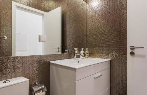 Central Lisbon Flat by Pink St - Photo 26