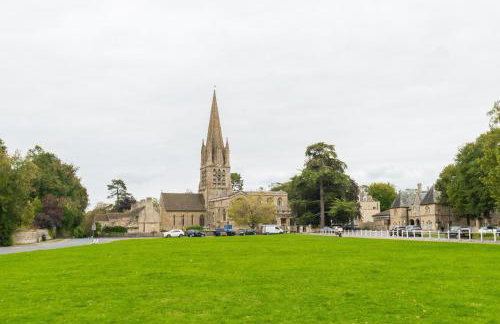 Charming Cotswold Cottage on Church Green, Witney - Photo 8