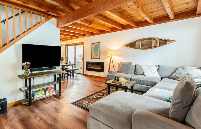 Indigo Owl by Avantstay Cabin w Firepit Minutes to Lake Slopes - Photo 7