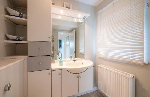 Spacious Coastal Retreat with Sea Views - Foto 52