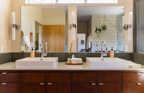 Mid Century Modern Family Home On 25 Acres! - Foto 29