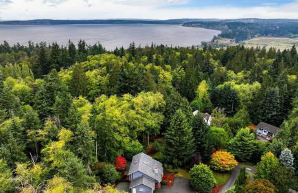 Forest Front Home w Fire Pit Mins to Beaches Wineries Trails Cedarview Retreat by AvantStay - Foto 41