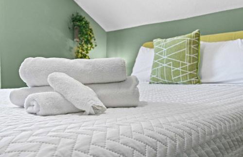 Cozy Downtown Stay w Private Backyard & Parking - Foto 45