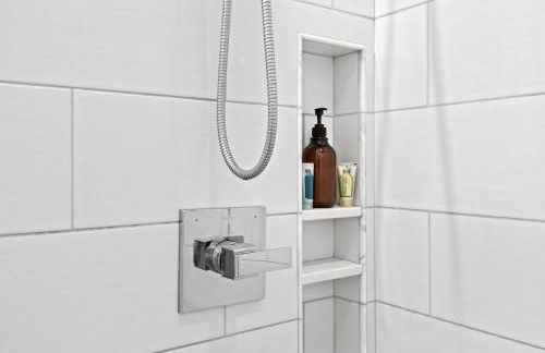 3BR 2BA Derby Home Walk to Churchill Free Parking - Foto 46