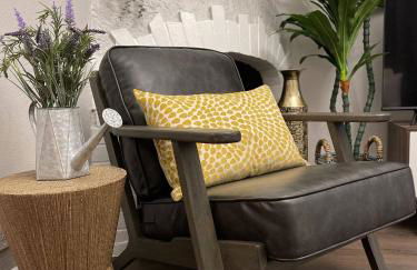 Airy Modern 2BR/2BA - Parking + Laundry + Sleep 6 - Foto 10