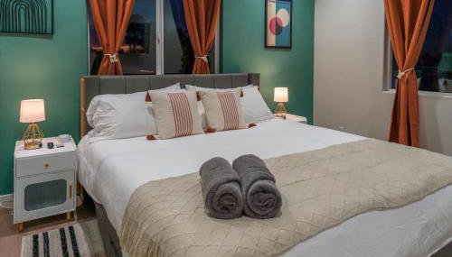 Spacious Disneyland Getaway I Game Room, King Suites & EV Access I Sleeps 14 - Foto 5, towels