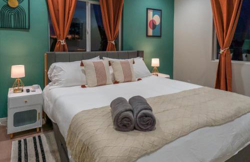 Spacious Disneyland Getaway I Game Room, King Suites & EV Access I Sleeps 14 - Foto 5