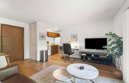 Workspace with Desk & Walkable to hospital & campus - Photo 5