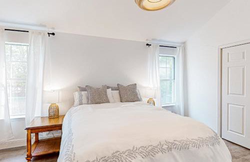 Beautiful dog-friendly home with fireplace, large yard, hammock, W/D, and AC - Foto 16