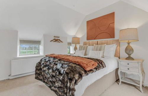 Hiron's Piece and Honeysuckle Cottage - with Hot Tub - Photo 33