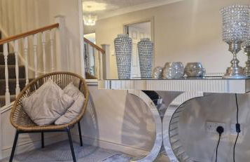 Stunning Fir Tree Corner 3 bedroom detached Executive house ideal wedding guest family home with free drive way CCTV parking for 2 vehicles or LWB Van M5 1 mile away dogs welcome by prior arrangement - Foto 9