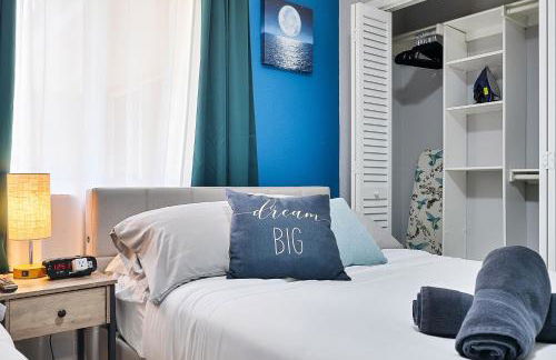 Vacay Spot Happy Escape 15 Min Beach Massage Shower Prime LOC! 6 blocks away from Bars, Nite Clubs, Res, Shops - Photo 13