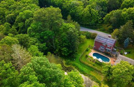Historic Barn Retreat w Pool Pond Views Longview Pond Lodge by AvantStay - Foto 59