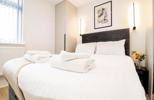 The Eden Suite - 1BR Chic Apt with Luxe Shower, Smart TV & Free Secure Parking in Central High Wycombe HP13, Sleeps 3 - Foto 4