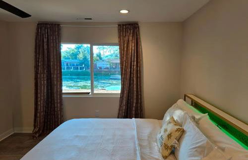 Lakefront Retreat • Private Yard + Fireplace - Foto 13