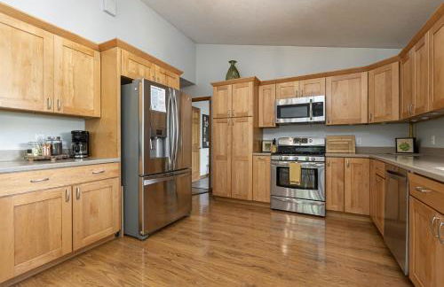 Upscale Lakefront Home w Dock & Kayaks - Photo 19