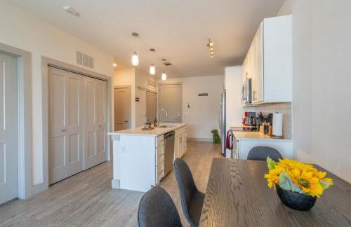 Top Floor City Views! King Bed Pool Gym Free Parking - Foto 14