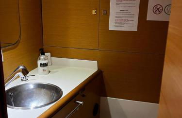 Sleep aboard a modern sailboat in Oeiras - Photo 17