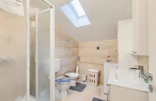 Modernes Apartment mit traumhafter Aussicht, Pool, Privatparkplatz, WiFi - Photo 20