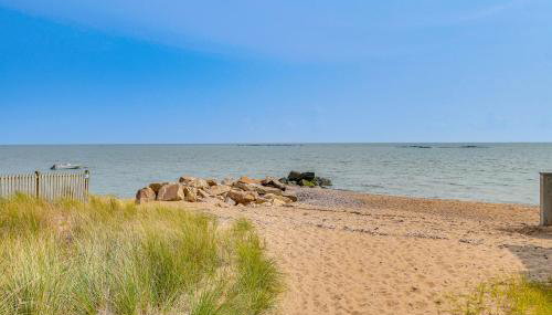 Walk to Beaches Sunny East Haven Home with Grill - Foto 2