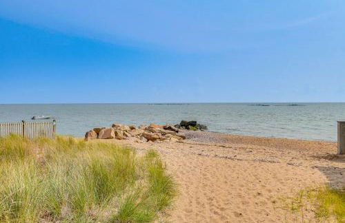 Walk to Beaches Sunny East Haven Home with Grill - Foto 2
