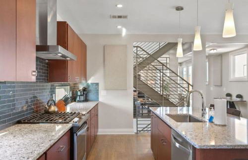 Downtown w Rooftop Deck 4 Bedrooms 3 Baths - Foto 35