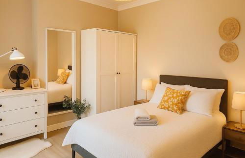 Stunning 5 bed house in enviable location - Photo 9