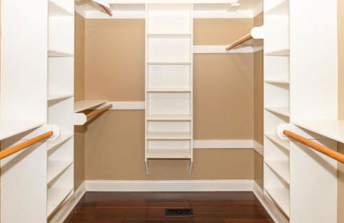 Exquisite home with pool, enclosed yard, fireplace, central AC, & washer/dryer - Foto 23