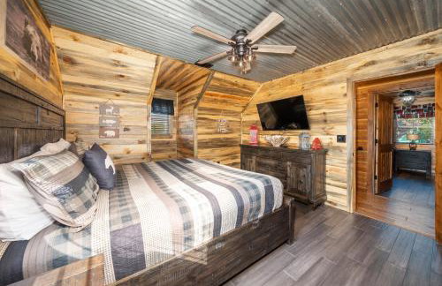 River Lodge Escape with Hot Tub - Foto 32