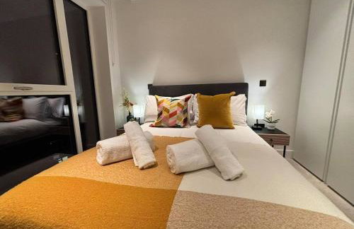 Luxury 2BR- Sleeps 5- Westfield Apartment- 3 min to station- Perfect for Families Shopping - Foto 16