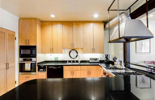 Two Bedroom, Two Newly Renovated Bathrooms, Deck - Foto 8