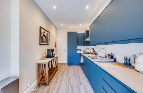 Beautiful 5 Bedroom 4 Bathroom House in W6 by Yoko Property - 10 minute's to Central London - Free Parking, Fast WiFi, Work Desks and SmartTVs with Disney and Netflix - Foto 29