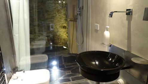 HOST4U - PAPA GIGI's House, Beautiful Apartment into Ancient Stone - Foto 3, Shower