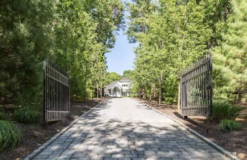 Bull Path Manor by Rove Travel - Luxe Home with Pool & Hot Tub - Foto 28