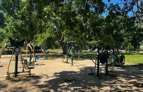 Spacious Home Steps from Huge Park and Outdoor Fun - Foto 56