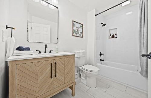 Charming 2nd-Floor Flat 3BR 2BA Free Parking - Foto 35