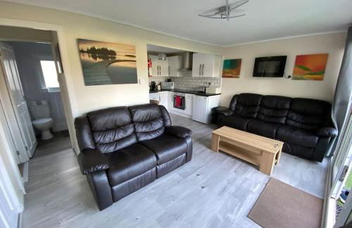 Stunning 3 Bed Riverside Cabin in Snowdonia - Photo 13