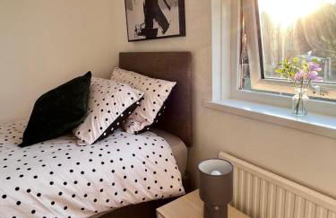 Abbey Wood Serviced Apartment 3BRH Free Wi-Fi Parking Tea and Coffee - Photo 15